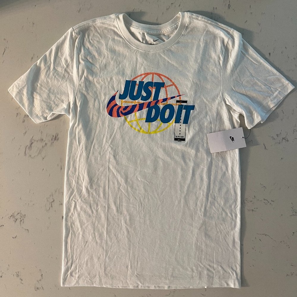 NWT The Nike Tee - Mens Size Small T-Shirt
